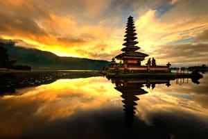 Rantojen, tulivuorien ja temppeleiden Bali