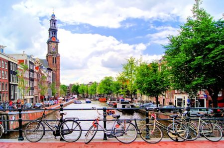 Amsterdam kukkii sateenkaaren väreissä